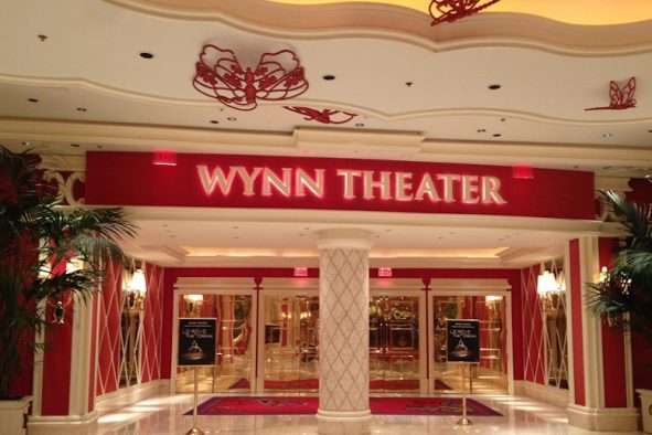 Lobi Wynn Theater dengan pintu masuk ke theater