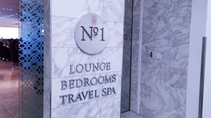 Lounge No. 1 di London Heathrow airport sign di depan pintu masuk ke lounge