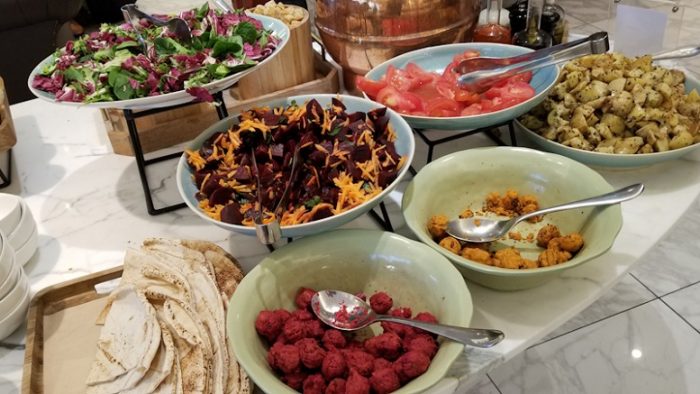 Banyak makanan disediakan di lounge ini