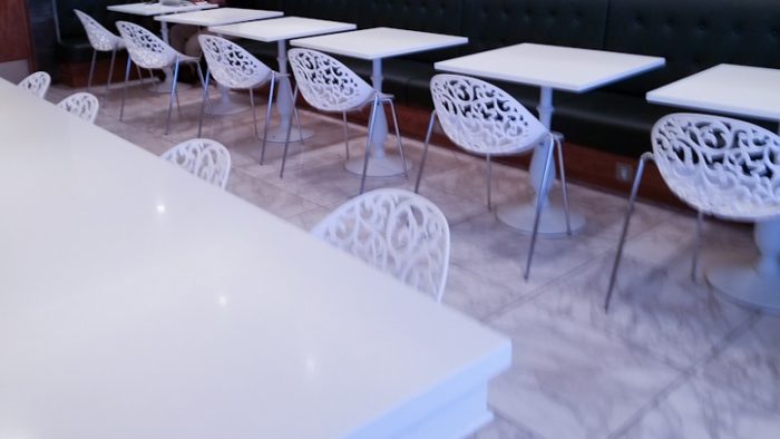 Ruang makan dengan meja dan kursi putih di lounge