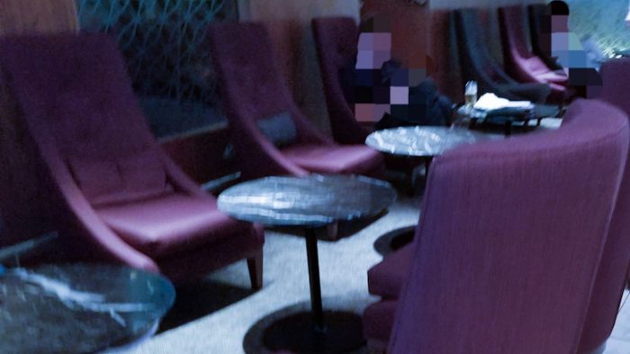 Ruang tamu dengan sofa tebal berwarna maroon