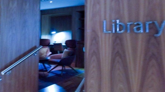 Lounge No. 1 di London Heathrow airport mempunyai perpustakaan
