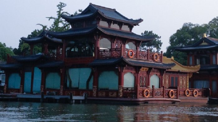 Paviliun China bertingkat tiga dengan ukiran kayu dan atap pagoda