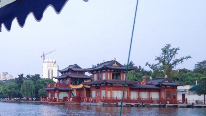 The Harmony of West Lake Hangzhou dengan paviliun China dilihat dari perahu