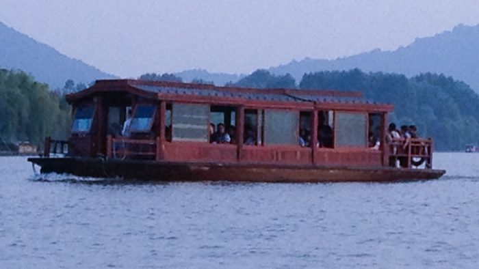 Perahu lambat untuk mengelilingi danau