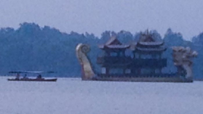 Perahu berbentuk naga dengan gedung pagoda