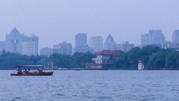 Latar belakang kota dengan gedung tinggi yang dilihat dari danau