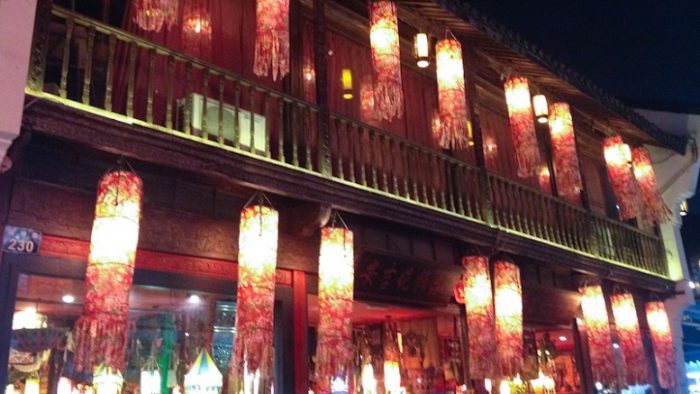 Lampu lampion merah panjang yang digantung di depan pertokoan