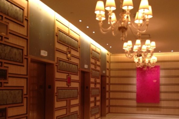 Panel kayu di dinding lobi elevator