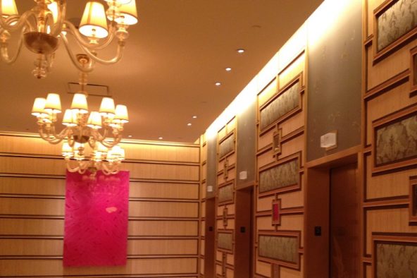 Chandelier dan dekoratif dinding di lobi elevator