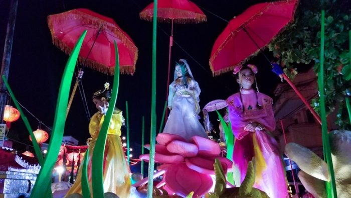 Mobil hias dewi Kwan Im pada Cap Go Meh Manado