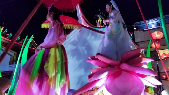 Dewi Kwan Im berdiri dibunga teratai pada acara Cap Go Meh Manado