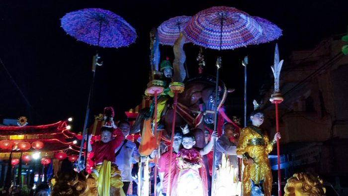 Dewa dewi yang diwakili oleh anak-anak di mobil hias