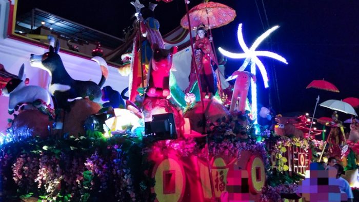 Seorang putri yang berdiri diatas naga pada upacara Cap Go Meh Manado