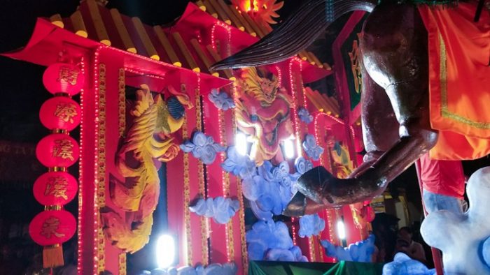 Gapura kelenteng di mobil hias