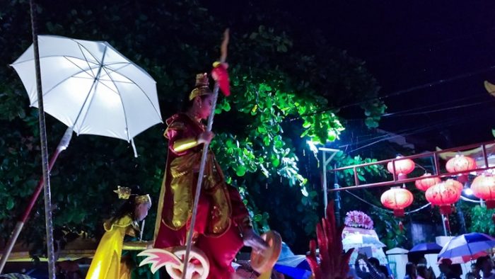 Mobil hias dengan lambang dewa Lo Tjia dengan tomabk pada upacara Cap Go Meh Manado