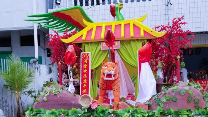 Mobil hias dengan singa dan gedung di upacara Cap Go Meh Manado