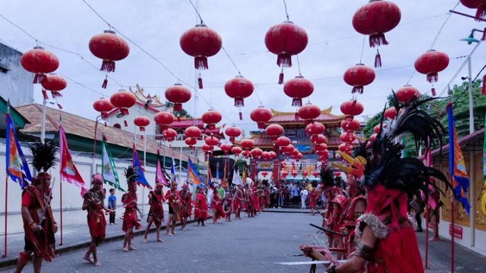 Menonton upacara Cap Go meh termasuk melihat Penari tradisional Cakalele tarian perang 