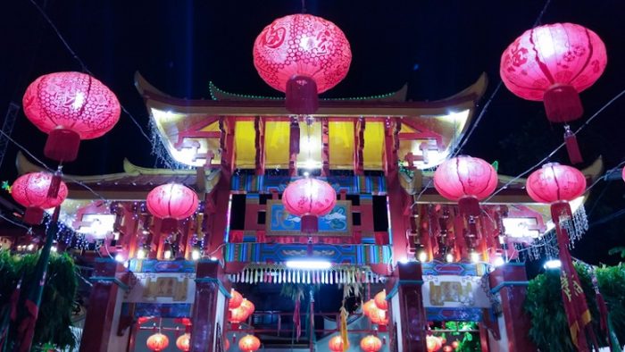 Pintu gerbang Kelenteng Kwan Kong Manado