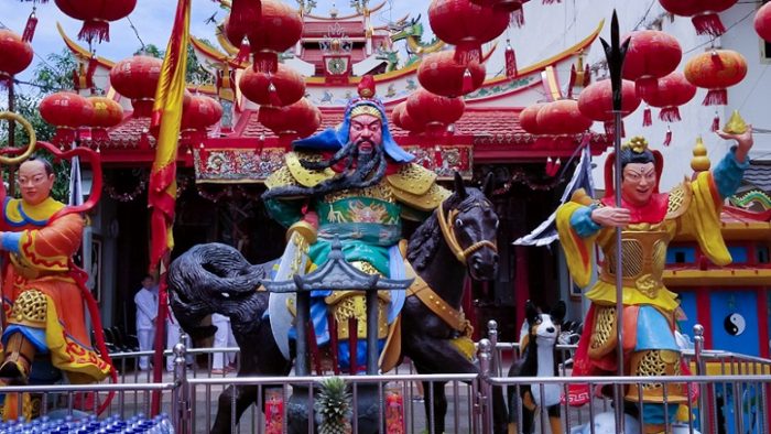 Patung Kwan Kong dengan Lo Tjia di Kelenteng Kwan Kong Manado