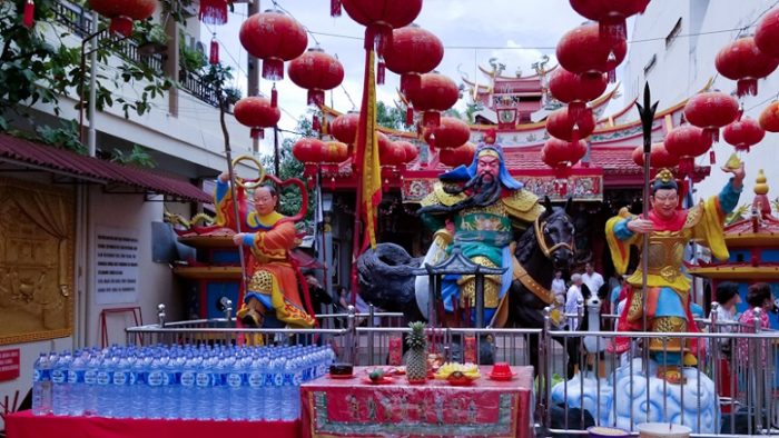 Air minum untuk acara sembahyang di depan patung Kwan Kong dengan Lo Tjia