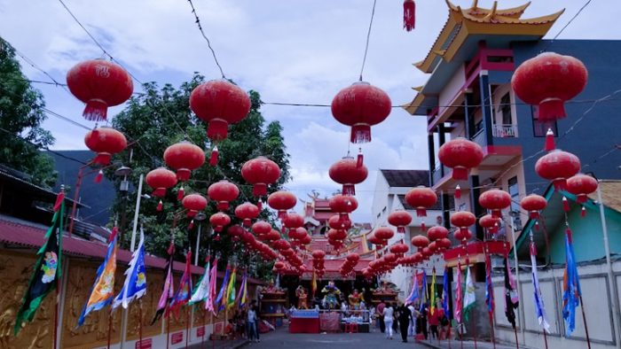 Lampu lampion merah di depan Kelenteng Kwan Kong Manado