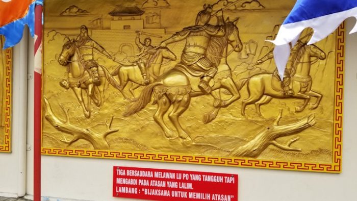 Tiga bersaudara melawan Lu Po yang tangguh tapi mengabdi pada atasan yang lalim
