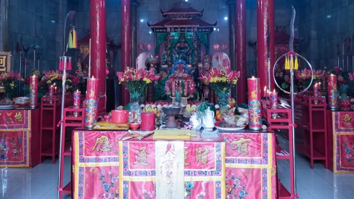 Meja sembahyang Kwan Kong di bagian tengah ruangan