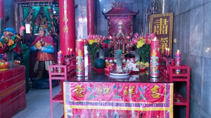 Meja sembahyang Thian Sang Seng Boo (Ma Co Poh) di bagian sebelah kanan ruangan