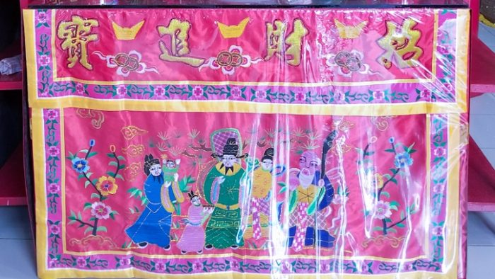 Kain penutup meja yang di suji dengan gambar roh suci
