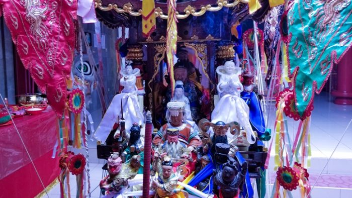 Patung dewa dan dewi di kio yang akan dibawa dalam upacara Cap Go Meh