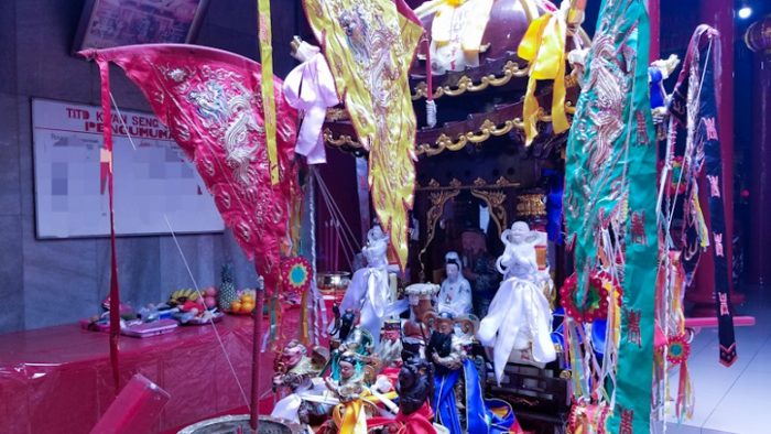 Patung dewa dan dewi di kio lengkap dengan bendera