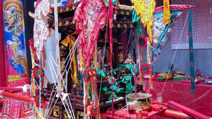 Patung dewa dan dewi beserta bendera dan dupa untuk mengikuti upacara Cap Go Meh