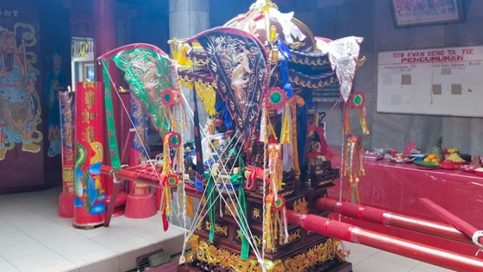 Kio dari kayu China yang berat siap untuk mengikuti upacara Cap Go Meh