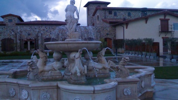 Air mancur gaya Itali di depan gedung Wine tasting di Napa Valley California