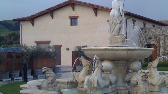 Gedung tempat wine tasting dengan dinding stucco