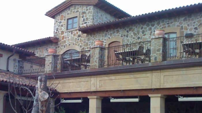 Balkon dengan tempat duduk untuk menikmati Wine tasting di Napa Valley California