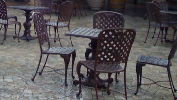 Tempat duduk di verandah untuk menikmati Wine tasting di Napa Valley California