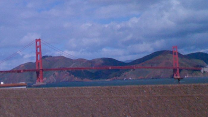 Menyeberang Golden Gate Bridge dalam perjalanan ke Napa Valley