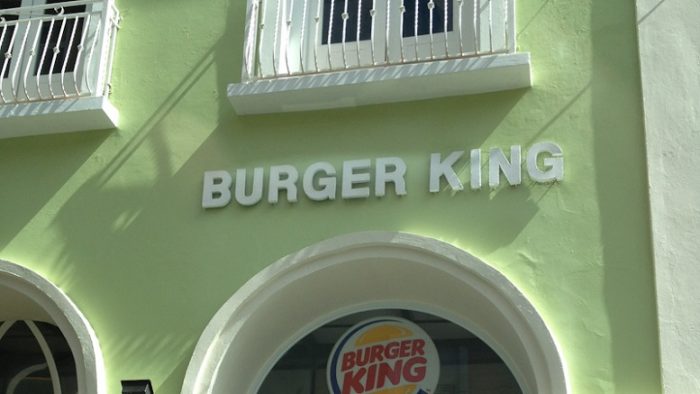 Restoran Burger King dengan dinding luar berwarna hijau apple