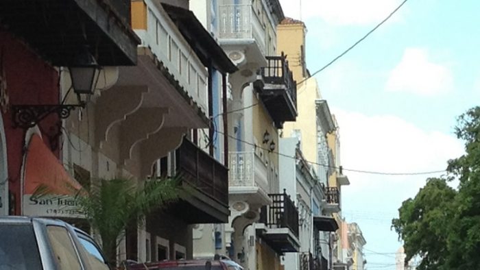 Pertokoan dan perumahan di Old town San Juan