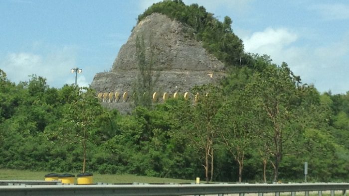 Monumen bukit yang kita lewati dalam perjalanan ke Old San Juan