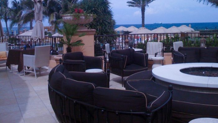 The Ritz-Carlton West Palm Beach Oudoor fire place untuk nikmati bakaran marshmallow