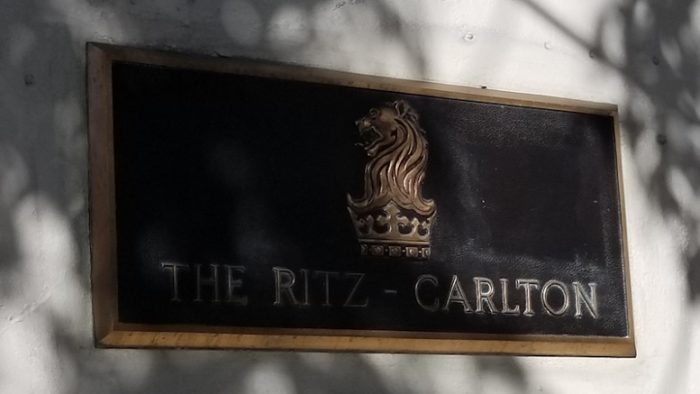Logo The Ritz-Carlton yand berbentuk singa di atas mahkota