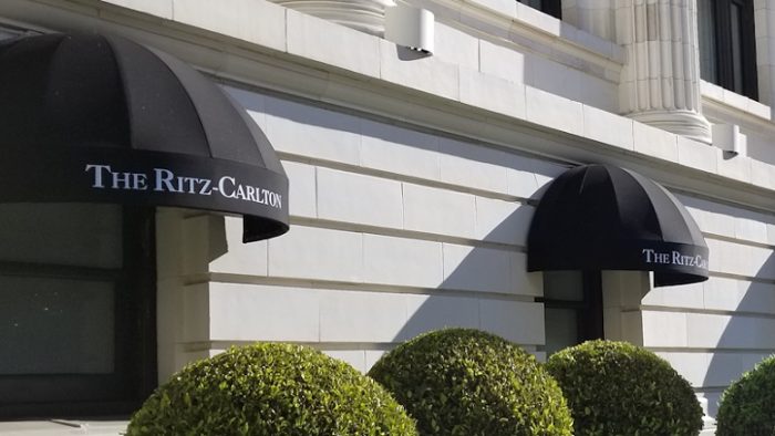Awning jendela dengan Neoclassical Style of The Ritz-Carlton San Francisco