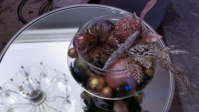 Rangkaian bunga dengan nuansa natal yang berwarna coklat dan emas
