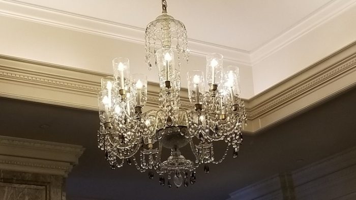 Lampu chandelier kristal menjadi fokal poin dari lobi hotel ini