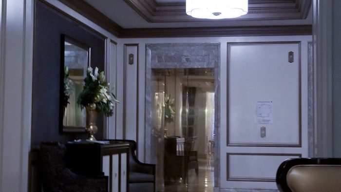 Hiasan rangkain bunga di ruangan yang memancarkan Neoclassical Style of The Ritz-Carlton