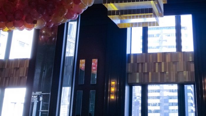 Dinding warna natural dan emas membuat The Lounge bar
