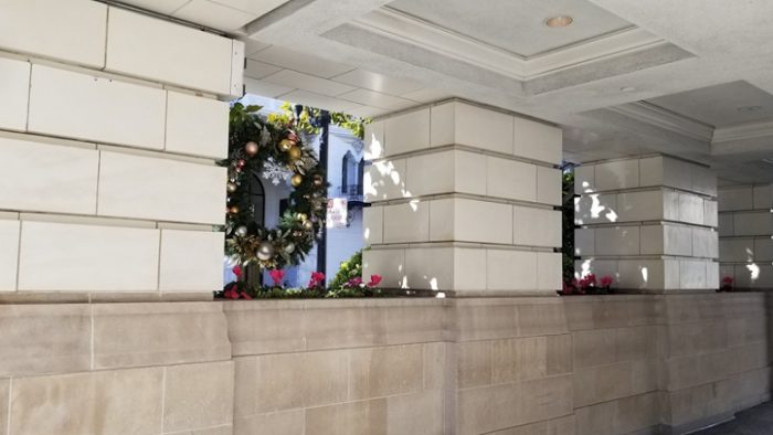 Neoclassical Style of The Ritz-Carlton San Francisco dengan pendopo di depan pintu masuk